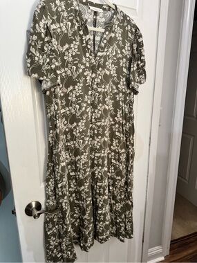 EUC Treasure & Bond Floral Print Dress - L - Green - V Neck & Pockets